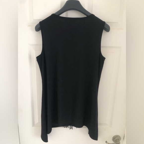 Black sleeveless fringe top. - Picture 10 of 11